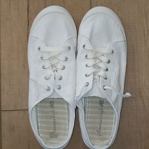 ✨ American Eagle Outfitters White Sneakers ✨
